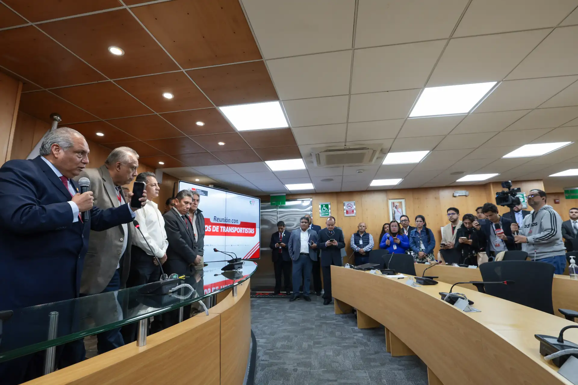 El titular del MTC, César Sandoval Pozo, sostuvo una reunión con los gremios de transportistas formales de Lima y Callao. Aseguró que mañana "más del 80% del empresariado del transporte trabajará con normalidad porque prioriza a los usuarios y confía en los acuerdos alcanzados con el Gobierno”. MTC