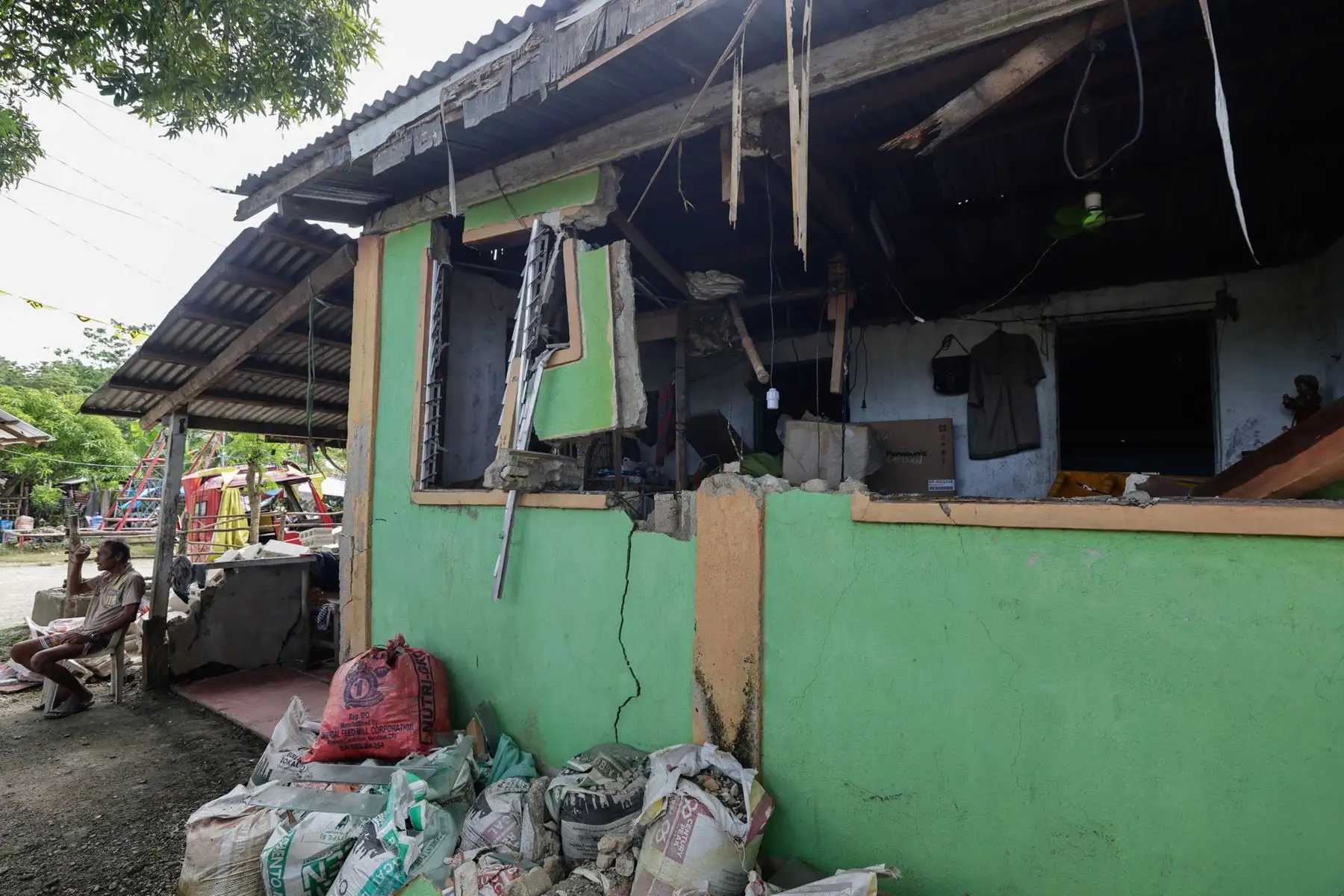 El número de muertos por un terremoto de magnitud 6,9 que azotó la costa de la isla de Cebú asciende a 72, según el Consejo Nacional para la Reducción y Gestión del Riesgo de Desastres. Foto: EFE