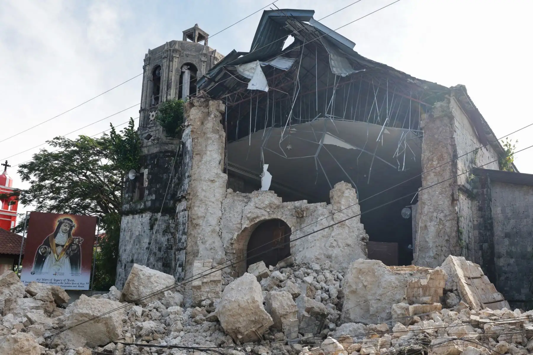 La iglesia parroquial de Santa Rosa de Lima en Daanbantayan, Cebú, quedó rodeada de escombros tras el terremoto de magnitud 6,9 que golpeó la isla. Foto: EFE