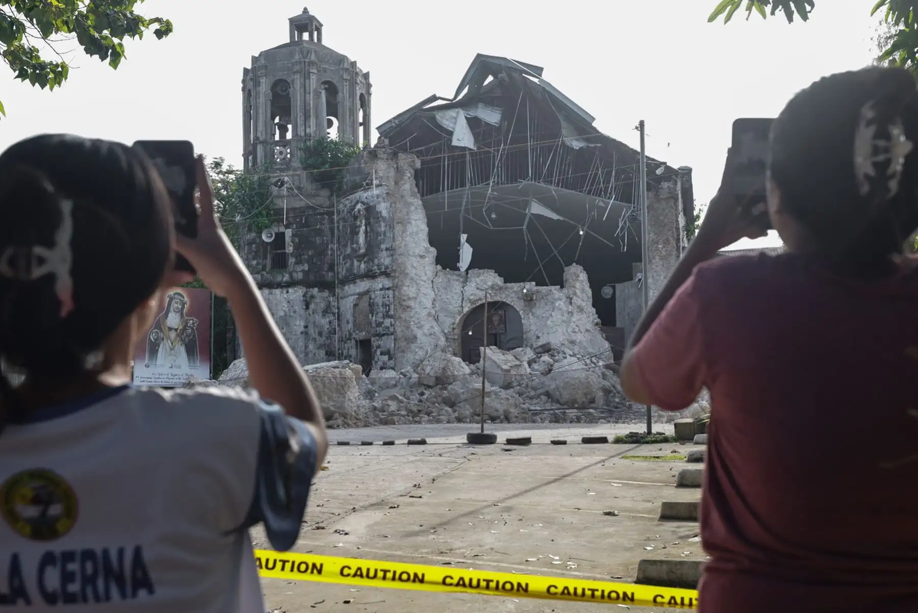 La iglesia parroquial de Santa Rosa de Lima en Daanbantayan, Cebú, quedó rodeada de escombros tras el terremoto de magnitud 6,9 que golpeó la isla. Foto: EFE
