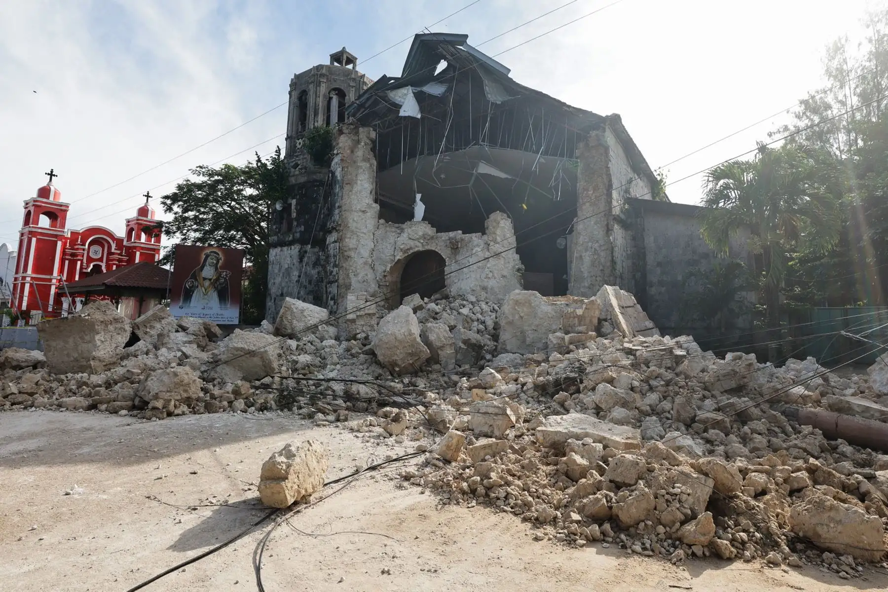 El sismo en Filipinas dejó severos daños en la iglesia de Santa Rosa de Lima, punto de fe y encuentro de la comunidad de Daanbantayan. Foto: EFE