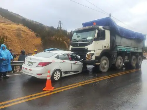 El choque frontal entre un auto y un camión en la vía Interoceánica Sur, en Cusco, dejó cuatro personas fallecidas. ANDINA/Difusión