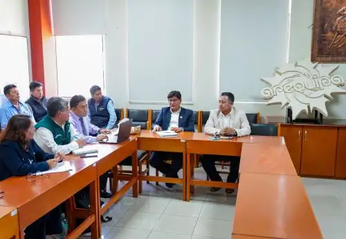 Funcionarios del Programa Nacional de Riego Tecnificado para una Agricultura Climáticamente Resiliente del Midagri se reunieron con el gobernador de Arequipa, Rohel Sánchez, para informarle de la próxima ejecución de diez proyectos de riego tecnificado. ANDINA/Difusión