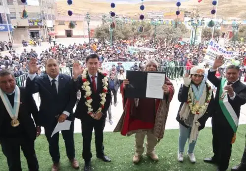La firma de la adenda se efectuó en la plaza de Armas de Macusani, en la provincia puneña de Carabaya. El titular del MTC, César Sandoval, destacó que acuerdo permitirá intervenir 68 km de carretera en el tramo Macusani-Nuñoa. ANDINA/Difusión