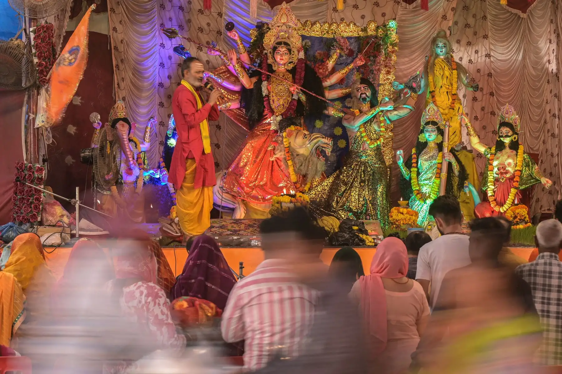 Los devotos rezan frente a un ídolo de la diosa hindú Durga durante el festival 