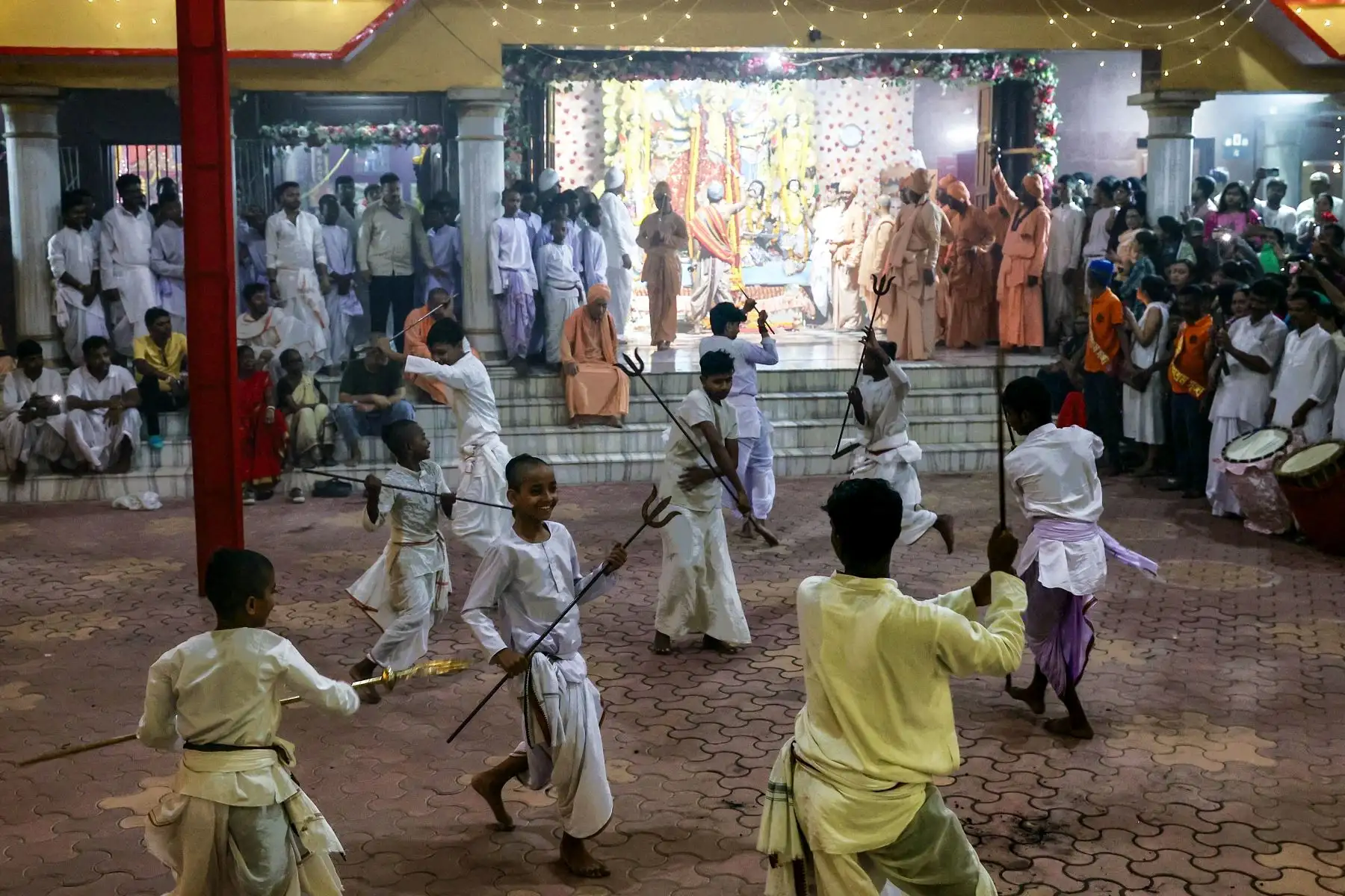 Devotos hindúes portando tridentes realizan una danza tradicional frente a un ídolo de la diosa Durga durante un ritual religioso conocido como aarti, con motivo del festival Durga Puja en Varanasi. AFP