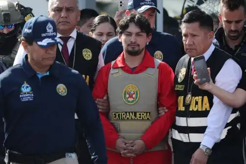 Presunto cómplice de triple feminicidio en Buenos Aires es entregado a las autoridades argentinas y expulsado del Perú