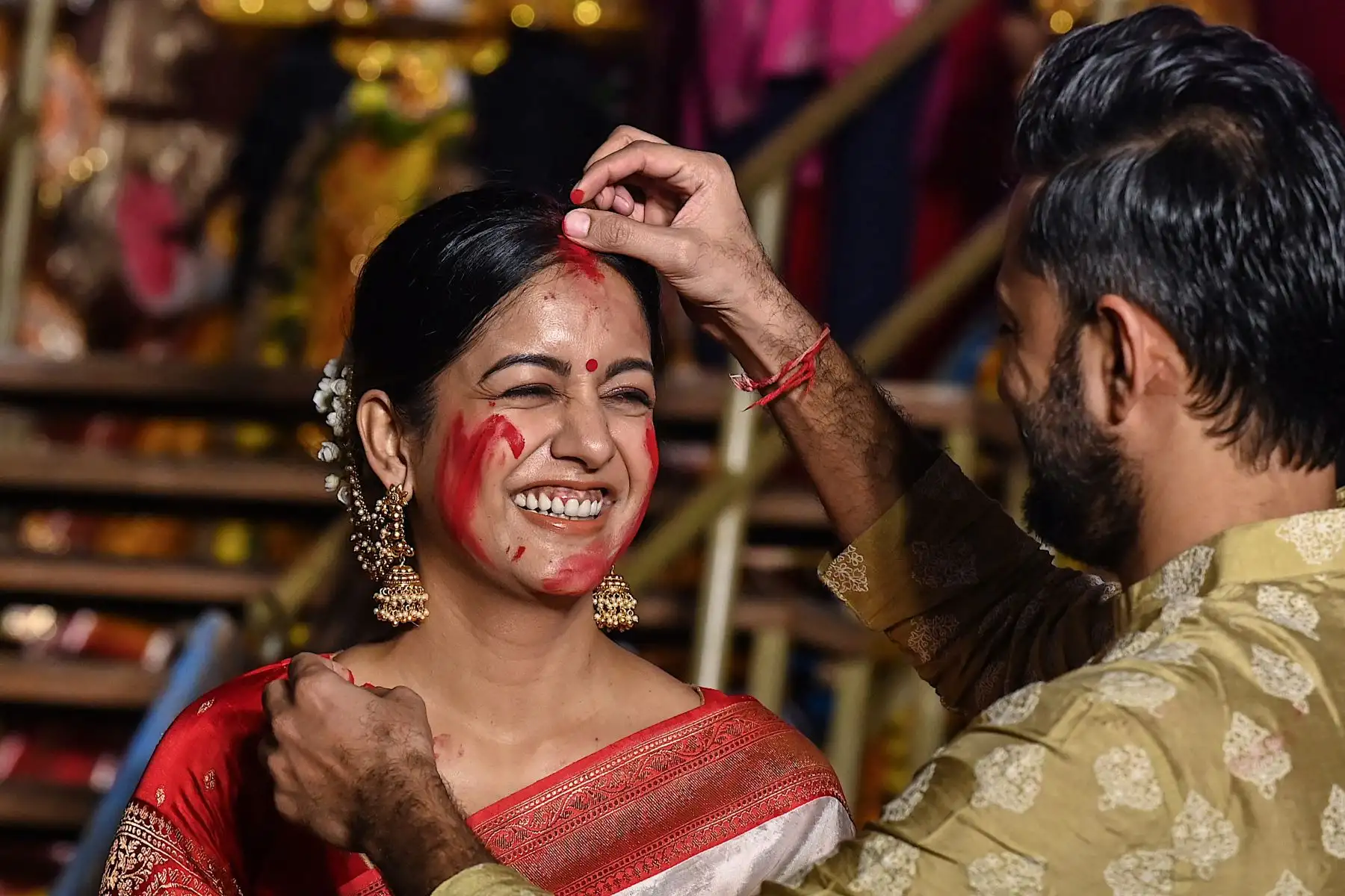 La actriz india Ishita Dutta y su esposo Vatsal Sheth participan en el ritual tradicional de 