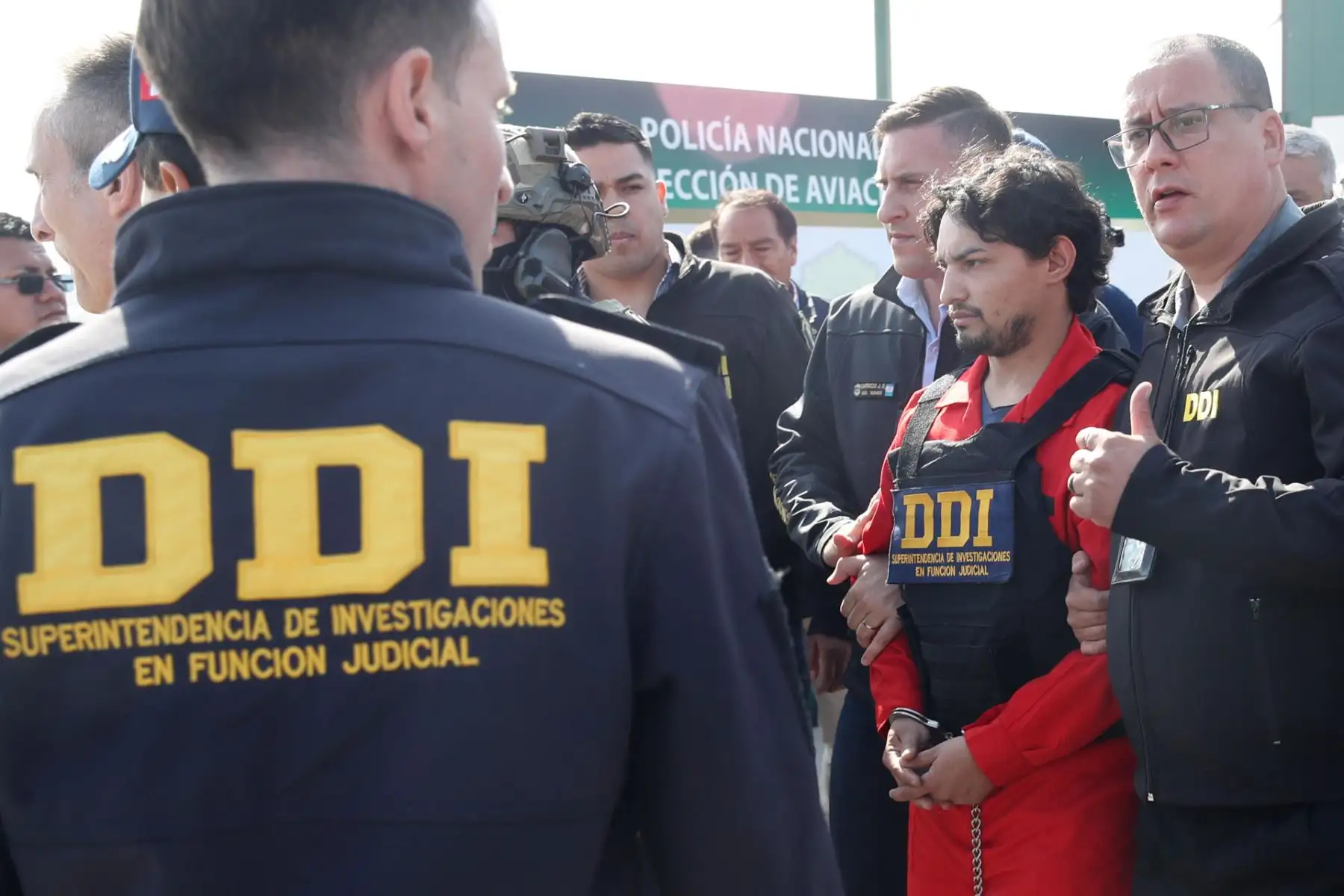 Matías Agustín Ozorio, de nacionalidad argentina, es trasladado por integrantes de la Policía Nacional de Perú y de Interpol para ser entregado a la Policía Argentina este jueves, en la Base Aérea de Policía Aérea de Perú en Lima (Perú).  EFE