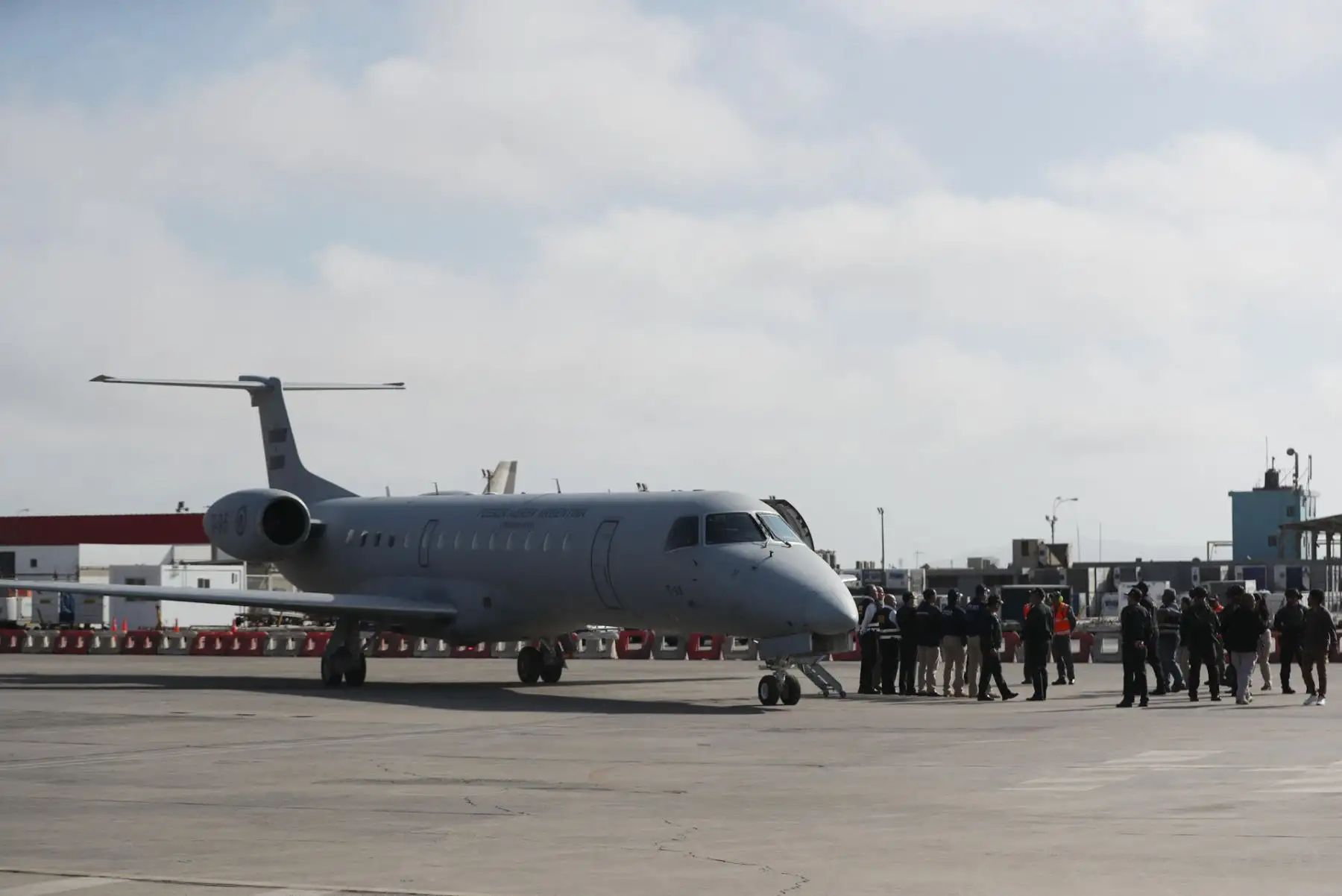 Fotografía de un avión de la Fuerza Aérea Argentina en el que es trasladado por la Policía Argentina Matías Agustín Ozorio, de nacionalidad argentina, este jueves, en la Base Aérea de Policía Aérea de Perú en Lima. EFE