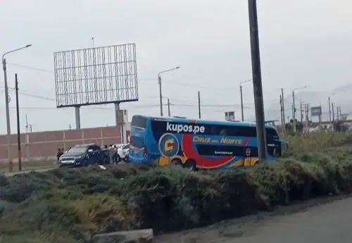 Bus de la empresa Cruz del Norte colisionó violentamente contra un auto particular en la carretera Panamericana Norte, a la altura del distrito de Chimbote, región Áncash. ANDINA/Difusión