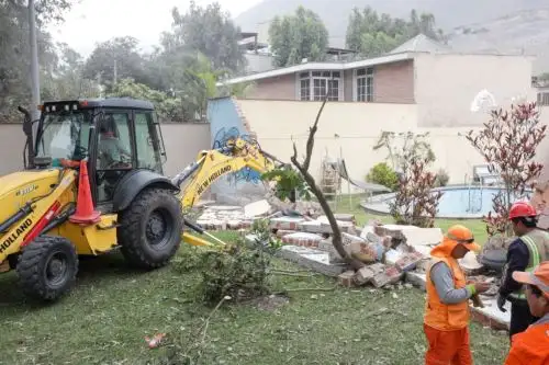 La Municipalidad de Santiago de Surco inició los operativos con maquinaria pesada y personal de la comuna en la urbanización Los Álamos de Monterrico. Foto: ANDINA/Difusión