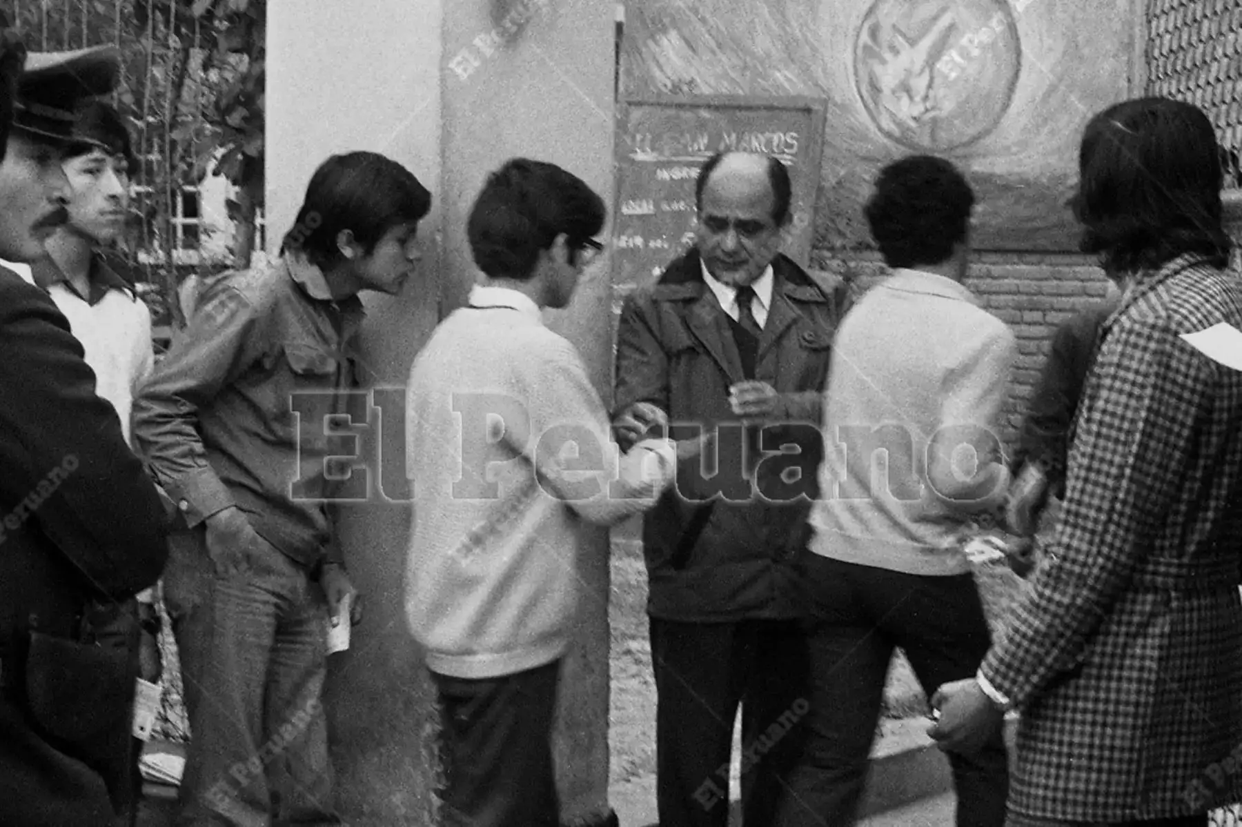 Lima - 06 agosto 1977. Con un estricto control los postulantes a la Universidad Nacional Mayor de San Marcos ingresan al colegio Melitón Carvajal para rendir el examen de admisión. Foto: Archivo Histórico de El Peruano / Pavel Marrul