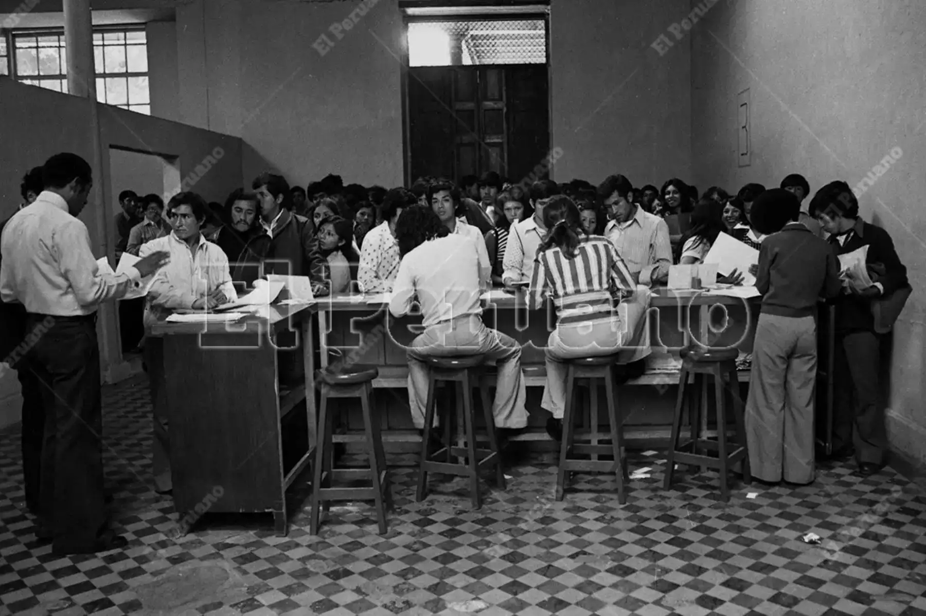 Lima - 19 abril 1976. Proceso de inscripción de postulantes al examen de admisión de la Universidad Nacional Mayor de San Marcos. Foto: Archivo Histórico de El Peruano / Alejandro Aguirre