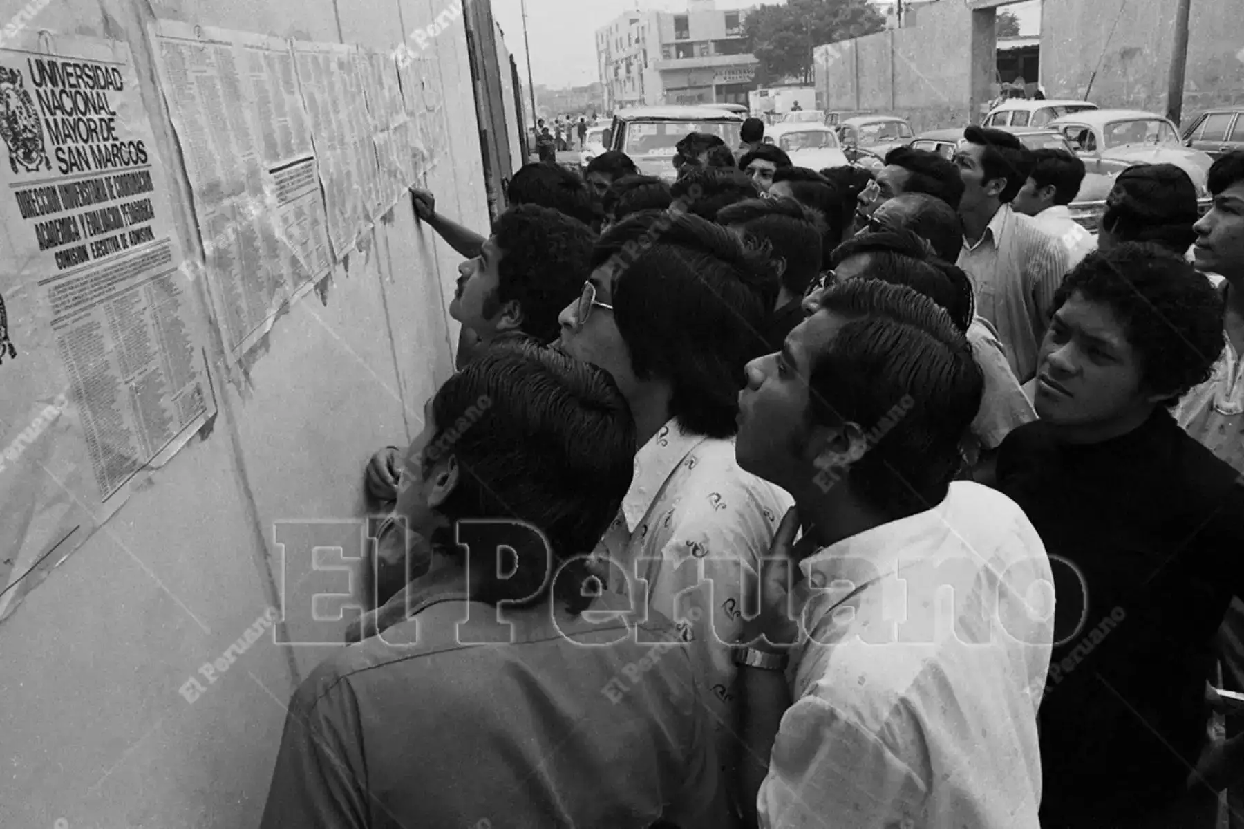 Lima - 21 diciembre 1977. Postulantes a la Universidad Nacional Mayor de San Marcos buscan sus nombres en las listas de ingresantes. Foto: Archivo Histórico de El Peruano / Pavel Marrul