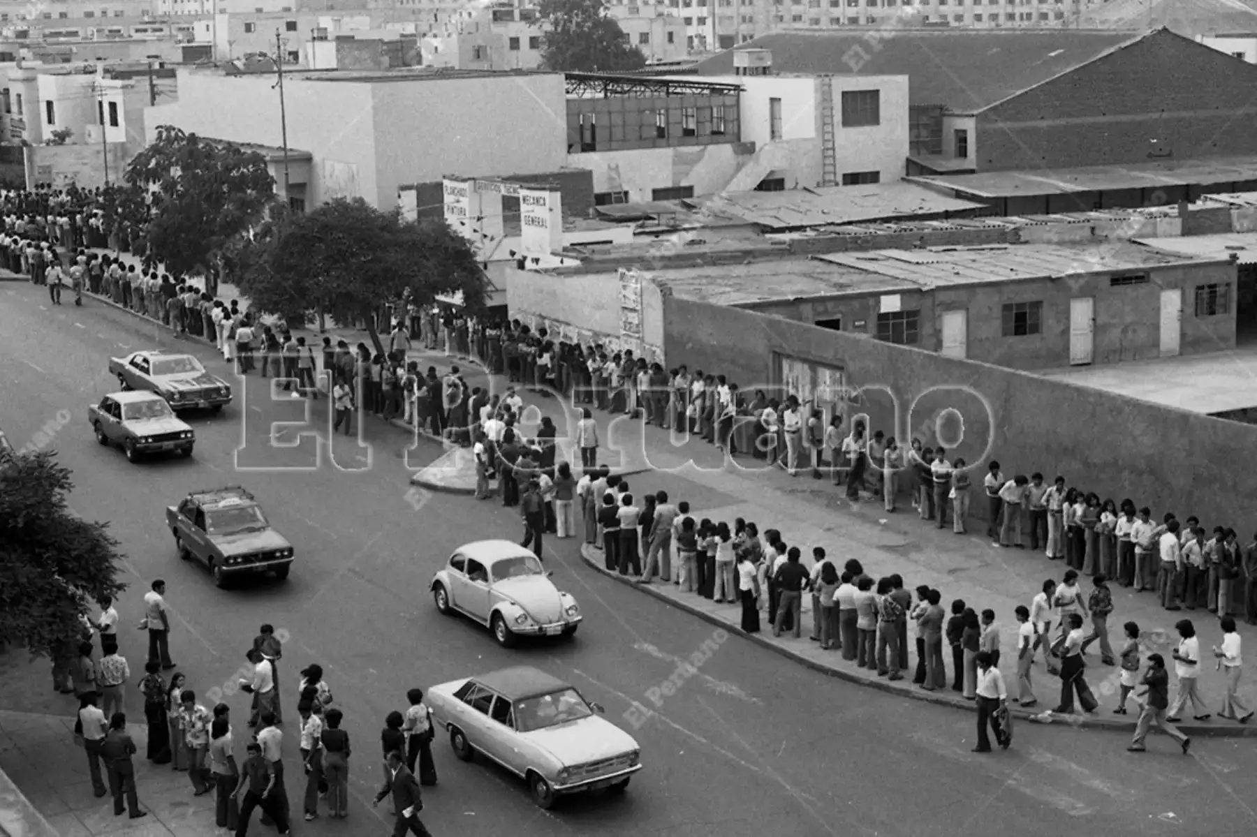 Lima - 12 abril 1976. Largas colas se formaron en las inmediaciones del Instituto de Educación Física para adquirir prospectos para el examen de admisión a la Universidad Nacional Mayor de San Marcos. Foto: Archivo Histórico de El Peruano / Pavel Marrul