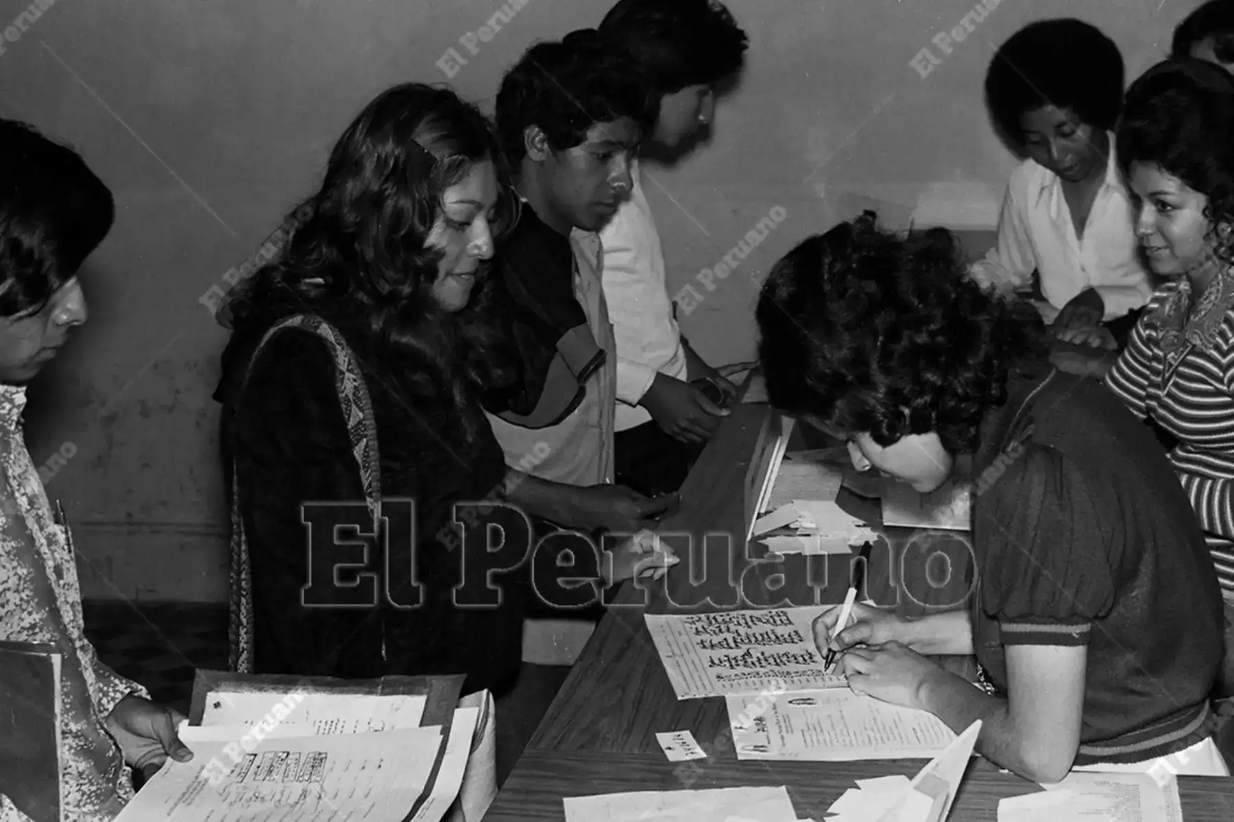 Lima - 07 abril 1975. Inscripción para el examen de admisión a la Universidad Nacional Mayor de San Marcos. Foto: Archivo Histórico de El Peruano / Bernabé Wong