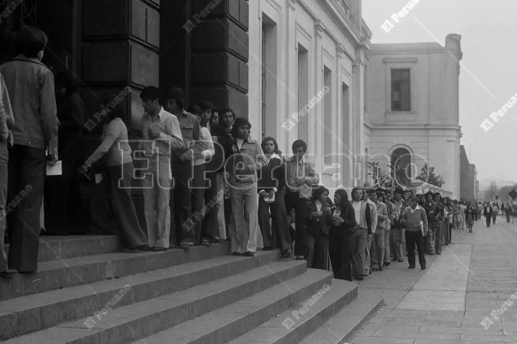 Lima - 01 agosto 1976. Postulantes a la Universidad Nacional Mayor de San Marcos ingresan al colegio Nuestra Señora de Guadalupe donde rendirán el examen de admisión. Foto: Archivo Histórico de El Peruano / Máximo Miralles