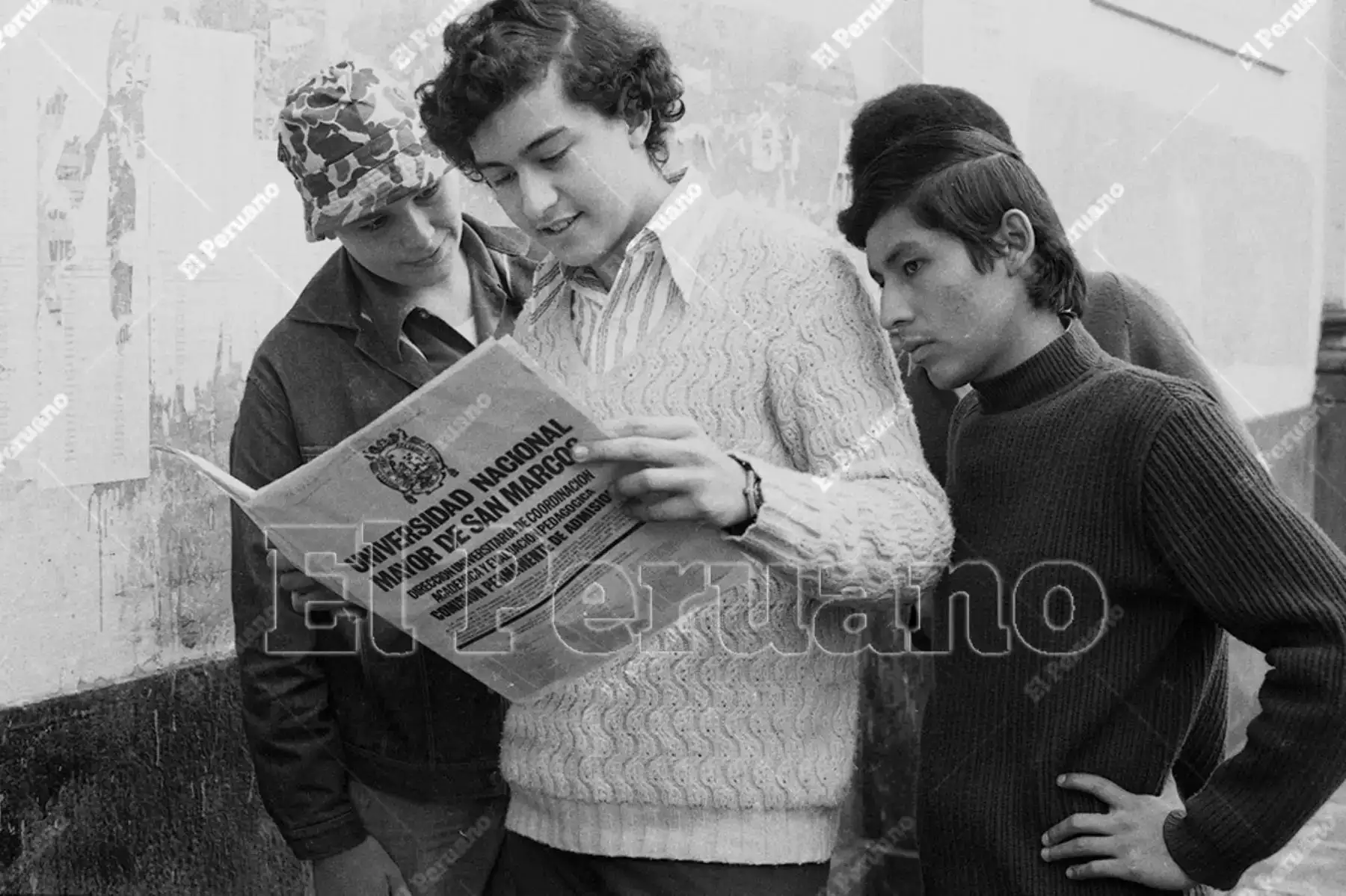 Lima - 27 mayo 1975. Postulantes a la Universidad Nacional Mayor de San Marcos leyendo el suplemento publicado por el diario La Crónica con la relación de ingresantes. Foto: Archivo Histórico de El Peruano / Alejandro Aguirre