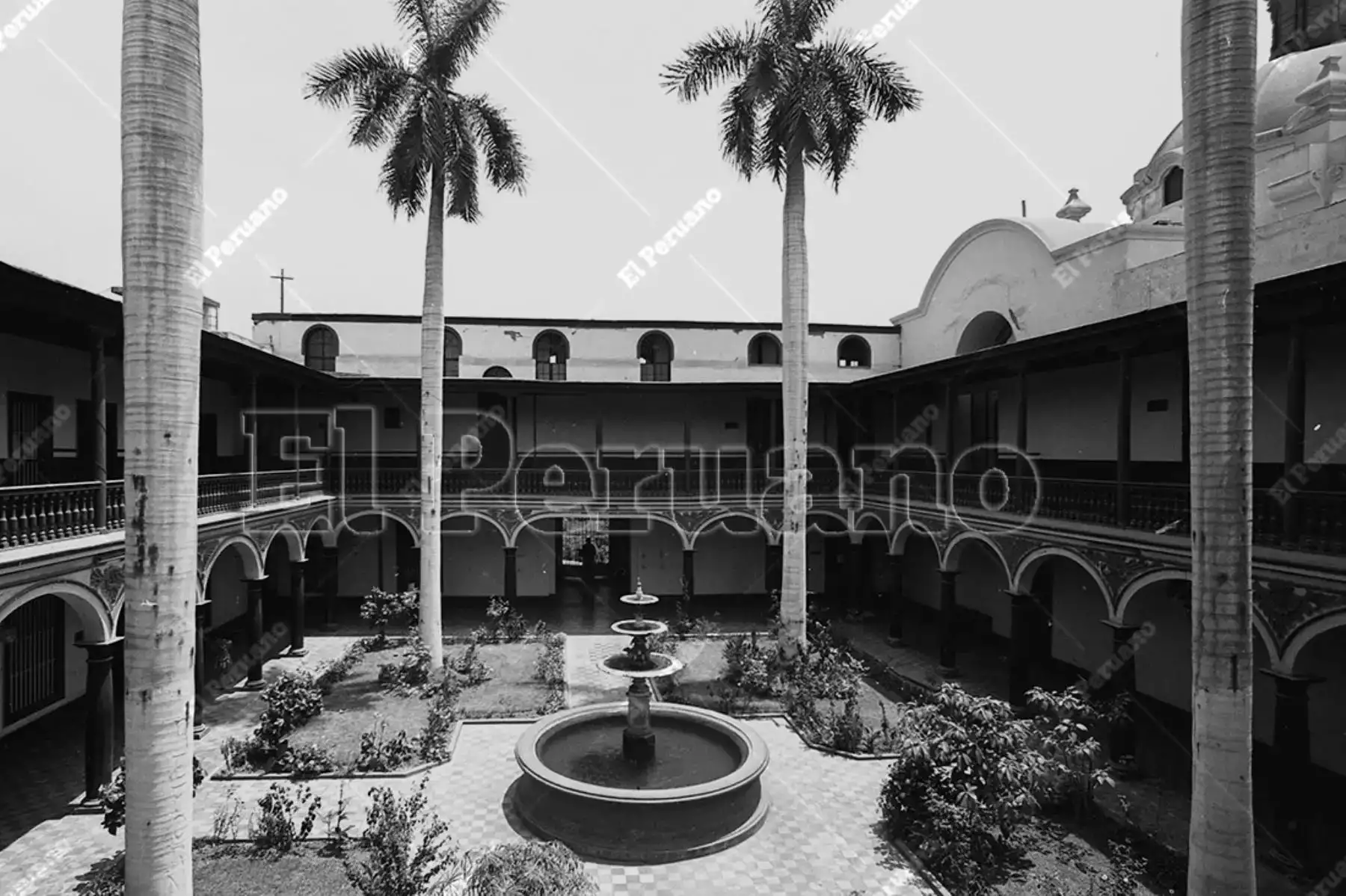 Lima - 3 marzo 1975. Patio de la Casona de la Universidad Nacional Mayor de San Marcos. Foto: Archivo Histórico de El Peruano / René Pinedo
