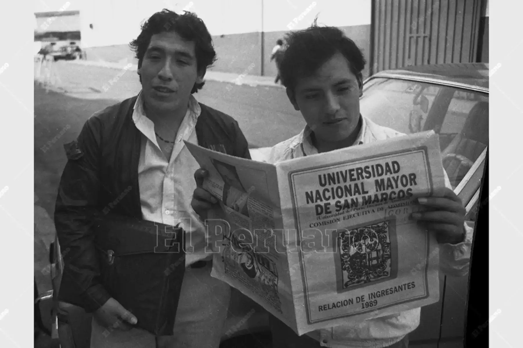 Lima - 28 junio 1989. Postulantes a la Universidad Nacional Mayor de San Marcos buscan sus nombres en la lista de ingresantes publicado en del diario La Crónica. Foto: Archivo Histórico de El Peruano / Pavel Marrul
