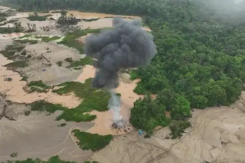 El operativo contra la minería ilegal logró la destrucción de 8 balsas traca, 4 motores grandes,12 motocicletas, 1 motocarguero, 7 campamentos, 3 bombas de succión y más de 150 galones de combustible. Foto: Sernanp