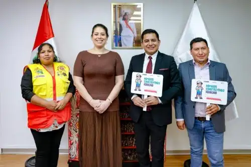 La ministra de la Mujer, Ana Peña, se reunió con la coordinadora nacional de juntas vecinales, Rocío Samaniego; y el alcalde provincial de Huancayo, Dennys Cuba Rivera. Foto: MIMP