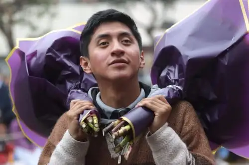 Fieles del Señor de los Milagros tiñen de morado la avenida Tacna, centro de Lima, donde se encuentra la iglesia Las Nazarenas. Foto: ANDINA/Difusión