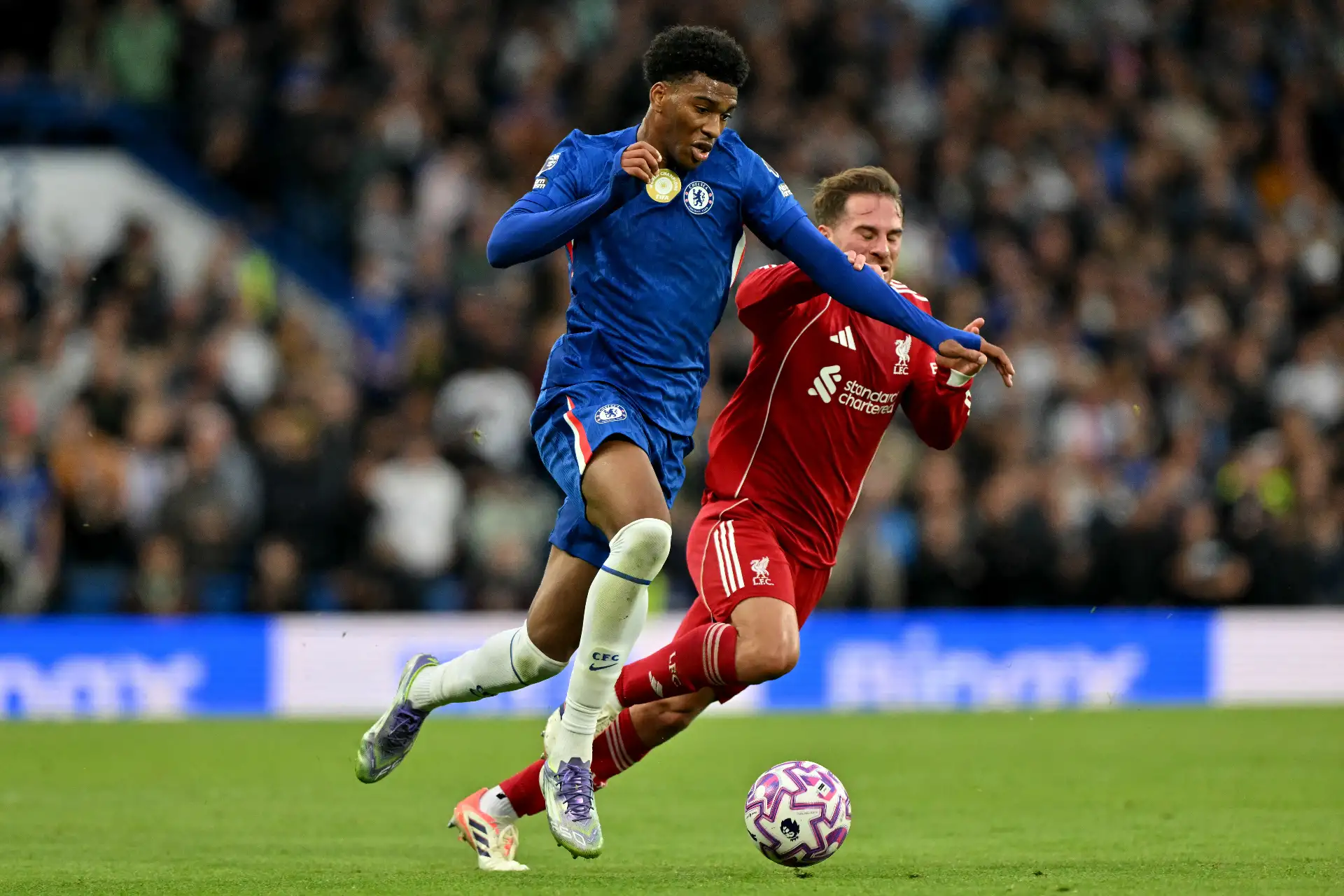 Español El defensa inglés del Chelsea, Josh-Kofi Acheampong, lucha por el balón con el centrocampista argentino del Liverpool, Alexis Mac Allister, durante el partido de fútbol de la Premier League inglesa entre el Chelsea y el Liverpool en Stamford Bridge en Londres.
Foto: AFP