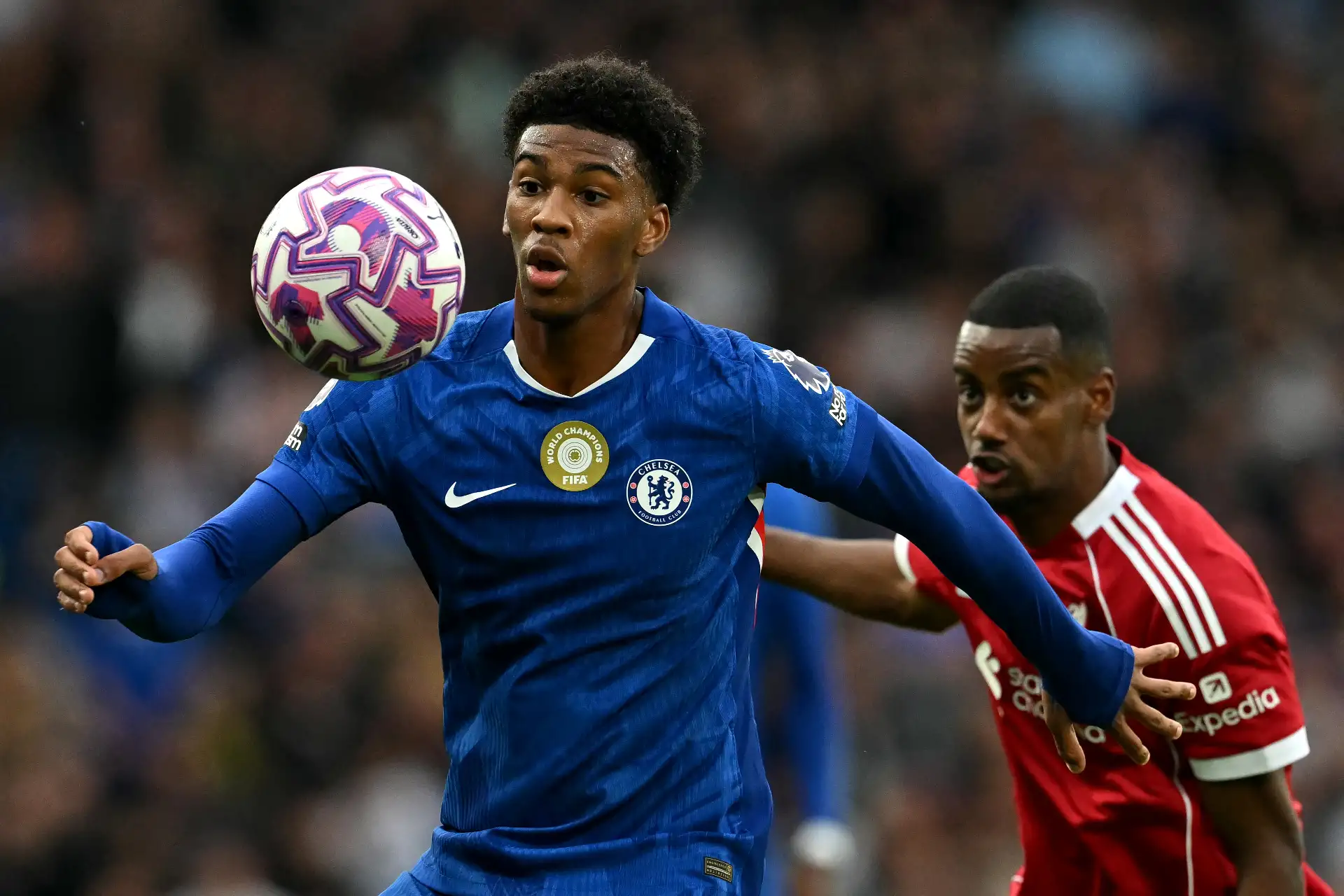 El defensa inglés  del Chelsea, Josh-Kofi Acheampong, se concentra en el balón durante el partido de la Premier League entre el Chelsea y el Liverpool en Stamford Bridge, Londres.
Foto: AFP