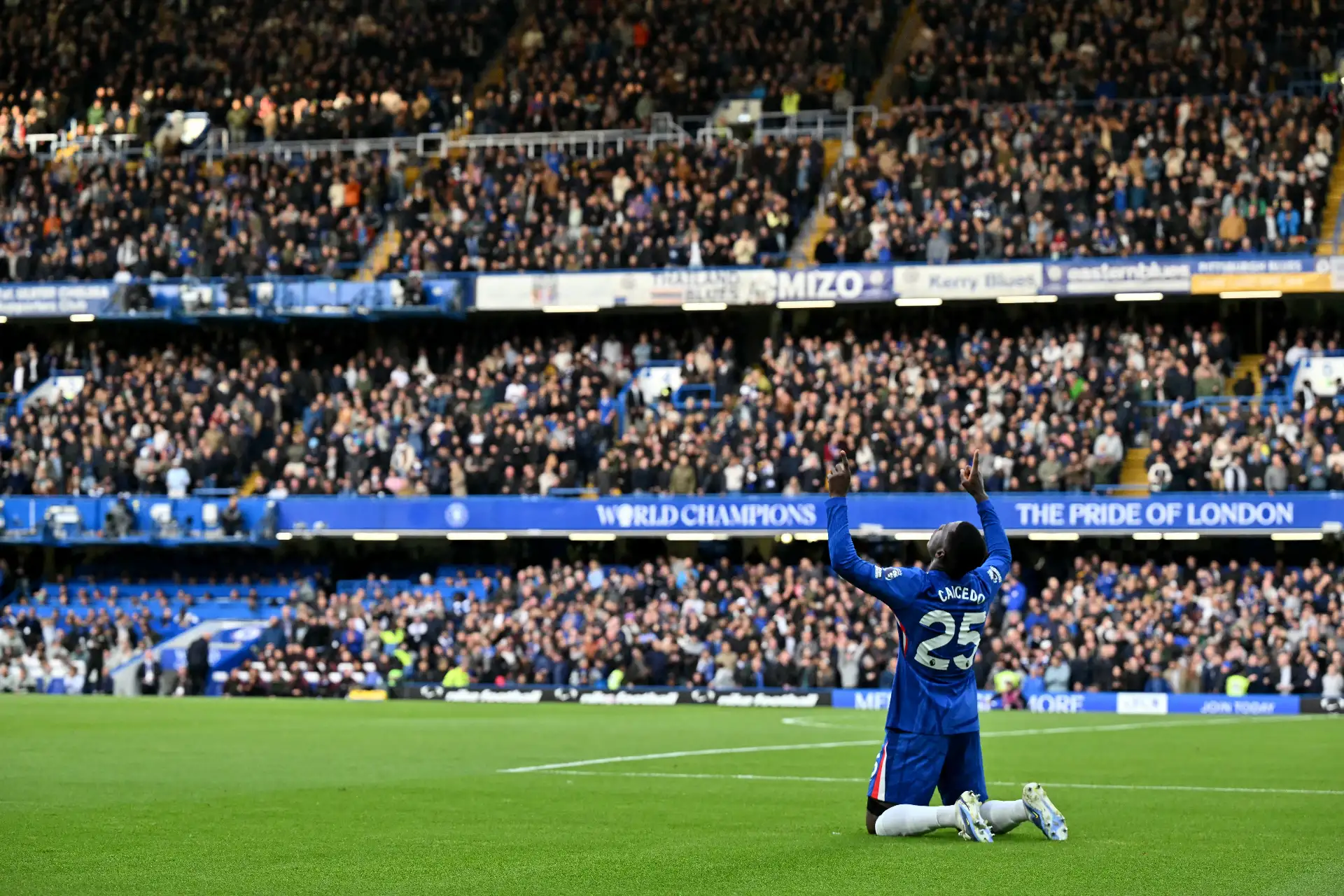 El centrocampista ecuatoriano del Chelsea, Moisés Caicedo, celebra el primer gol de su equipo durante el partido de la Premier League inglesa entre el Chelsea y el Liverpool en Stamford Bridge, Londres.
Foto: AFP