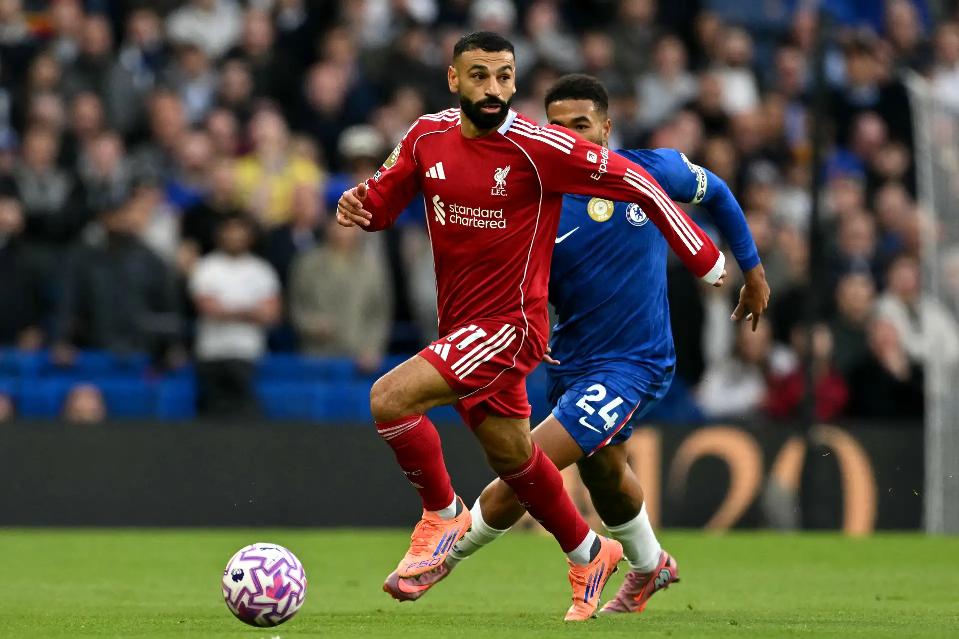 El delantero egipcio número del Liverpool, Mohamed Salah, corre con el balón durante el partido de la Premier League inglesa entre el Chelsea y el Liverpool en Stamford Bridge, Londres.
Foto: AFP