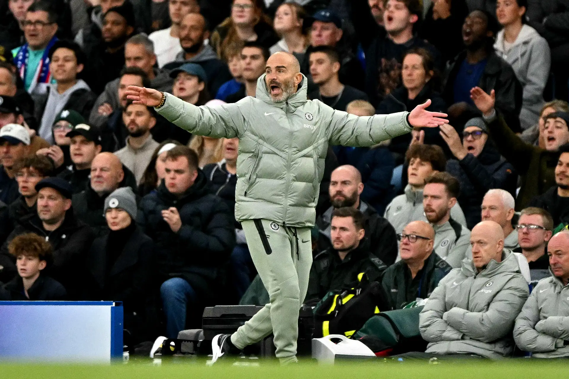 El entrenador italiano del Chelsea, Enzo Maresca, grita instrucciones a los jugadores desde la línea de banda durante el partido de fútbol de la Premier League inglesa entre Chelsea y Liverpool en Stamford Bridge en Londres.
Foto: AFP