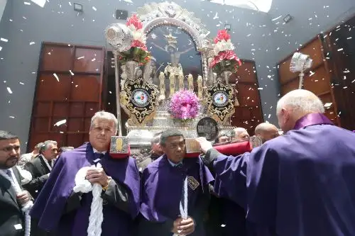Inicia la primera procesión del Señor de los Milagros en el 2025