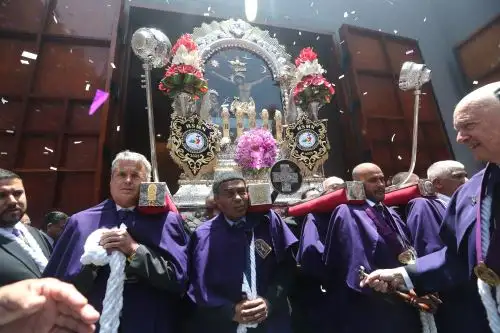 Inicia la primera procesión del Señor de los Milagros en el 2025