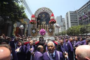 La sagrada imagen del Señor de los Milagros realiza la primera procesión del 2026 este sábado 3 de octubre. Foto: ANDINA/archivo.
