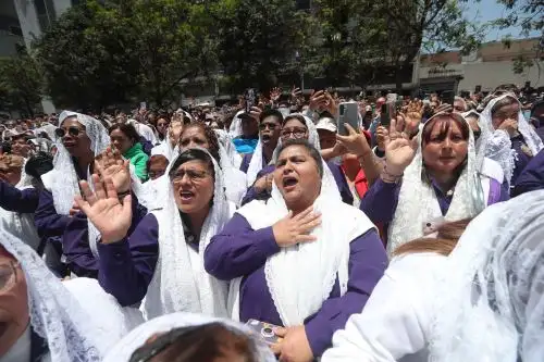 La sagrada imagen del Señor de los Milagros realizó la primera procesión del 2025. Miles de personas se congregan en la avenida Tacna para acompañar el paso de las veneradas andas. Foto : ANDINA / Lino Chipana Obregón.