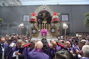 Hoy sábado 4 de octubre es el primer recorrido procesional del Cristo Moreno. Foto : ANDINA / Lino Chipana Obregón.