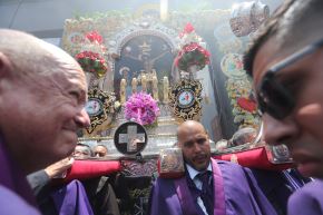 La fe y la belleza se unen en la Plaza de Armas de Lima con la llegada del Señor de los Milagros. Foto : ANDINA / Lino Chipana Obregón.