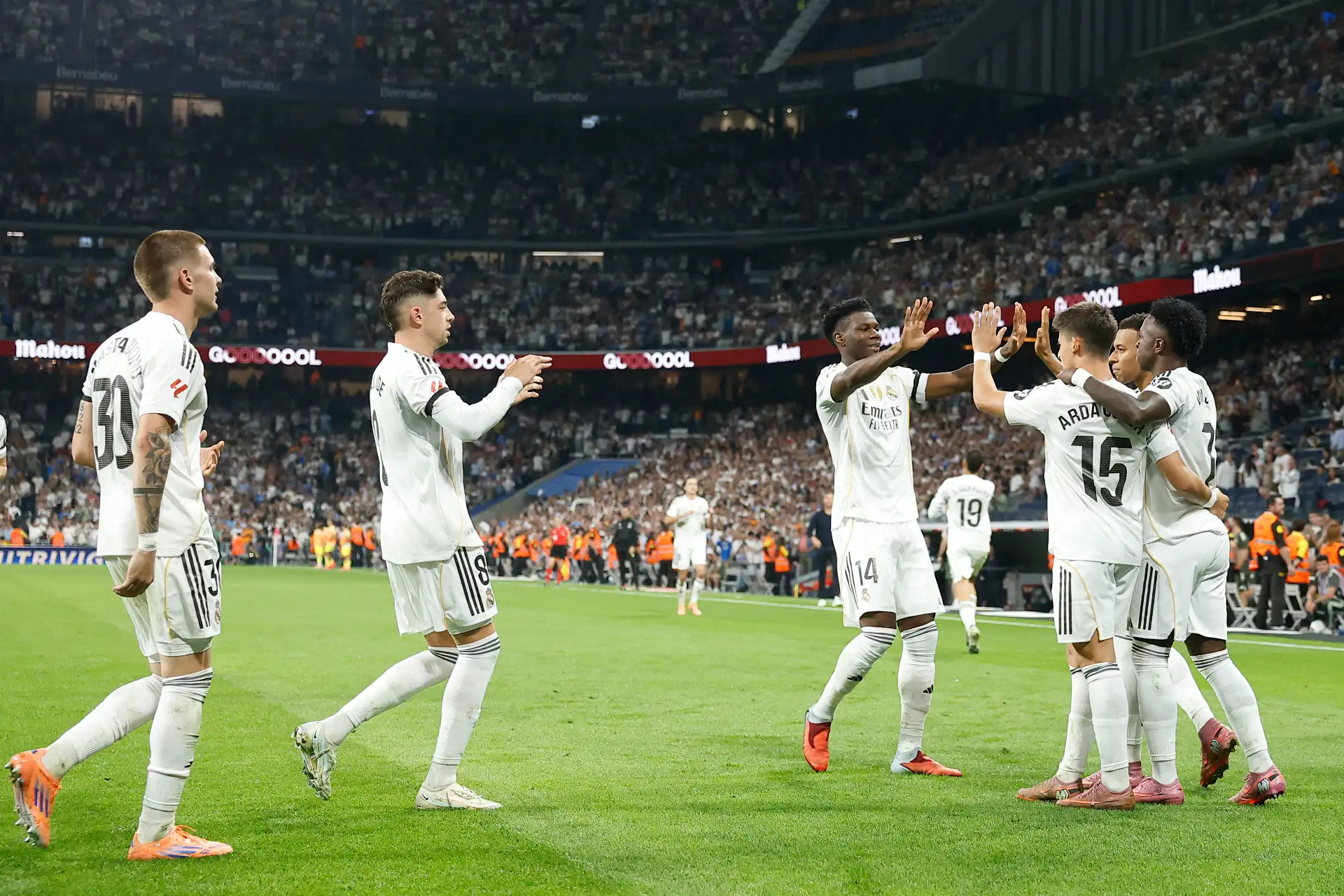 El delantero brasileño  del Real Madrid, Vinicius Junior , celebra el primer gol del partido de la liga española entre el Real Madrid CF y el Villarreal CF en el estadio Santiago Bernabéu de Madrid.
Foto: AFP