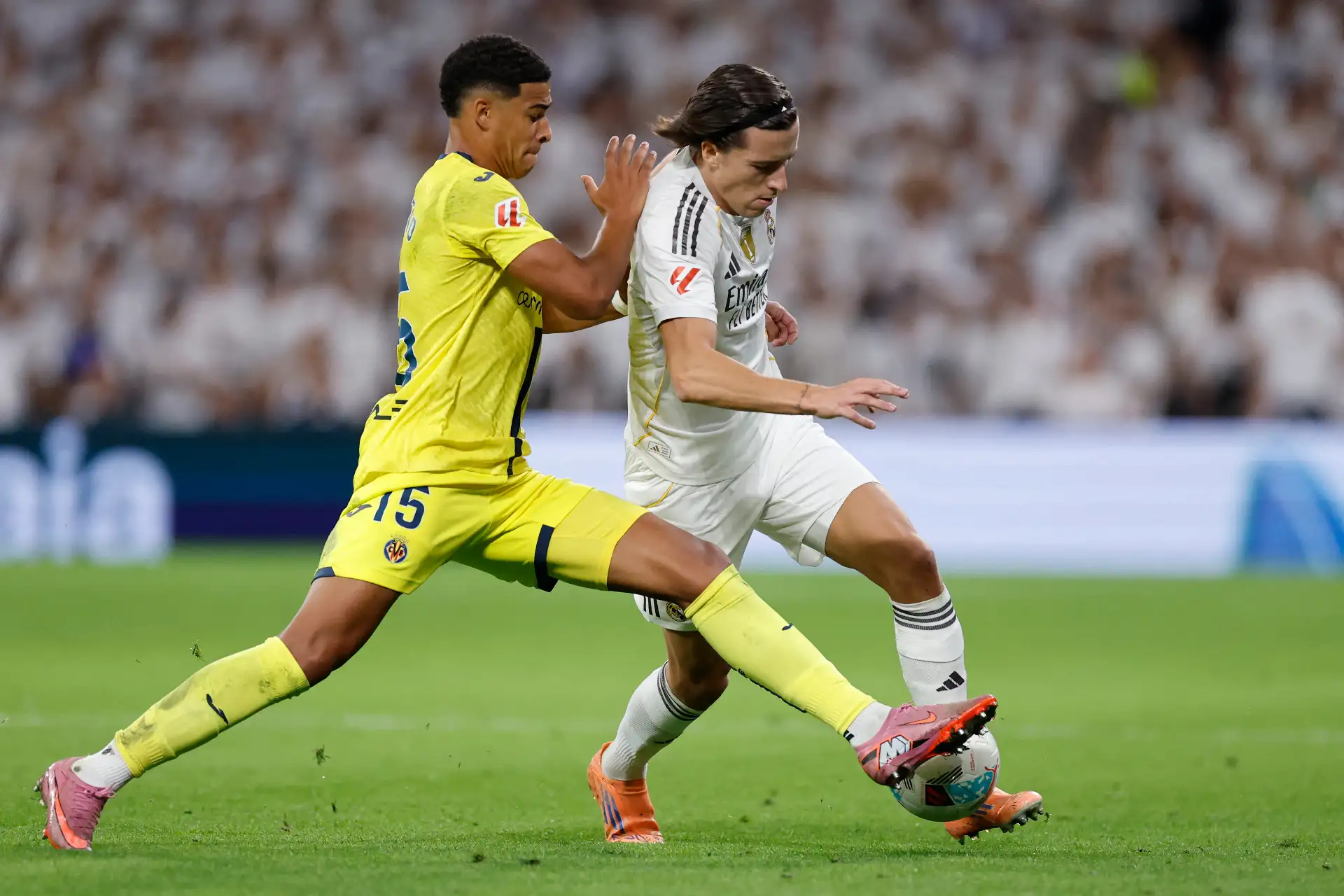 El defensa uruguayo del Villarreal, Santiago Mourino  y el defensa español Real Madrid, Álvaro Carreras, disputan el balón durante el partido de la liga española entre el Real Madrid CF y el Villarreal CF en el estadio Santiago Bernabéu de Madrid.
Foto: AFP