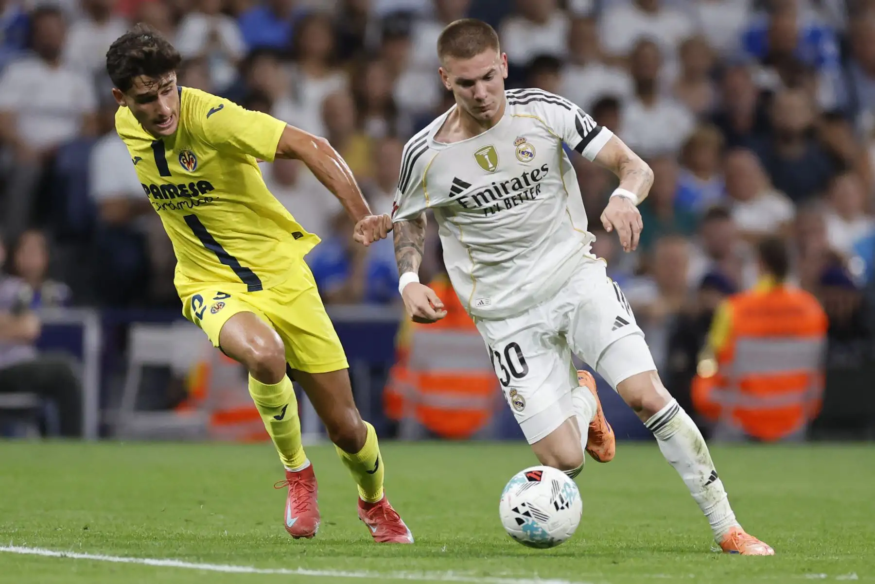 El defensa español del Villarreal, Sergi Cardona, y el centrocampista argentino  del Real Madrid, Franco Mastuantono, luchan por el balón durante el partido de fútbol de la liga española entre el Real Madrid CF y el Villarreal CF en el estadio Santiago Bernabéu de Madrid.
Foto: AFP