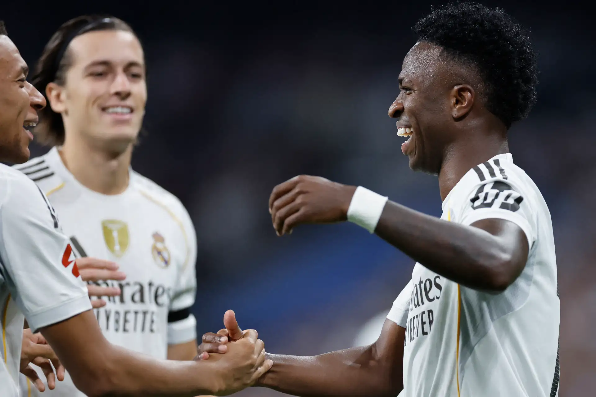 El delantero brasileño  del Real Madrid, Vinicius Junior (D), celebra el primer gol del partido de la liga española entre el Real Madrid CF y el Villarreal CF en el estadio Santiago Bernabéu de Madrid.
Foto: AFP