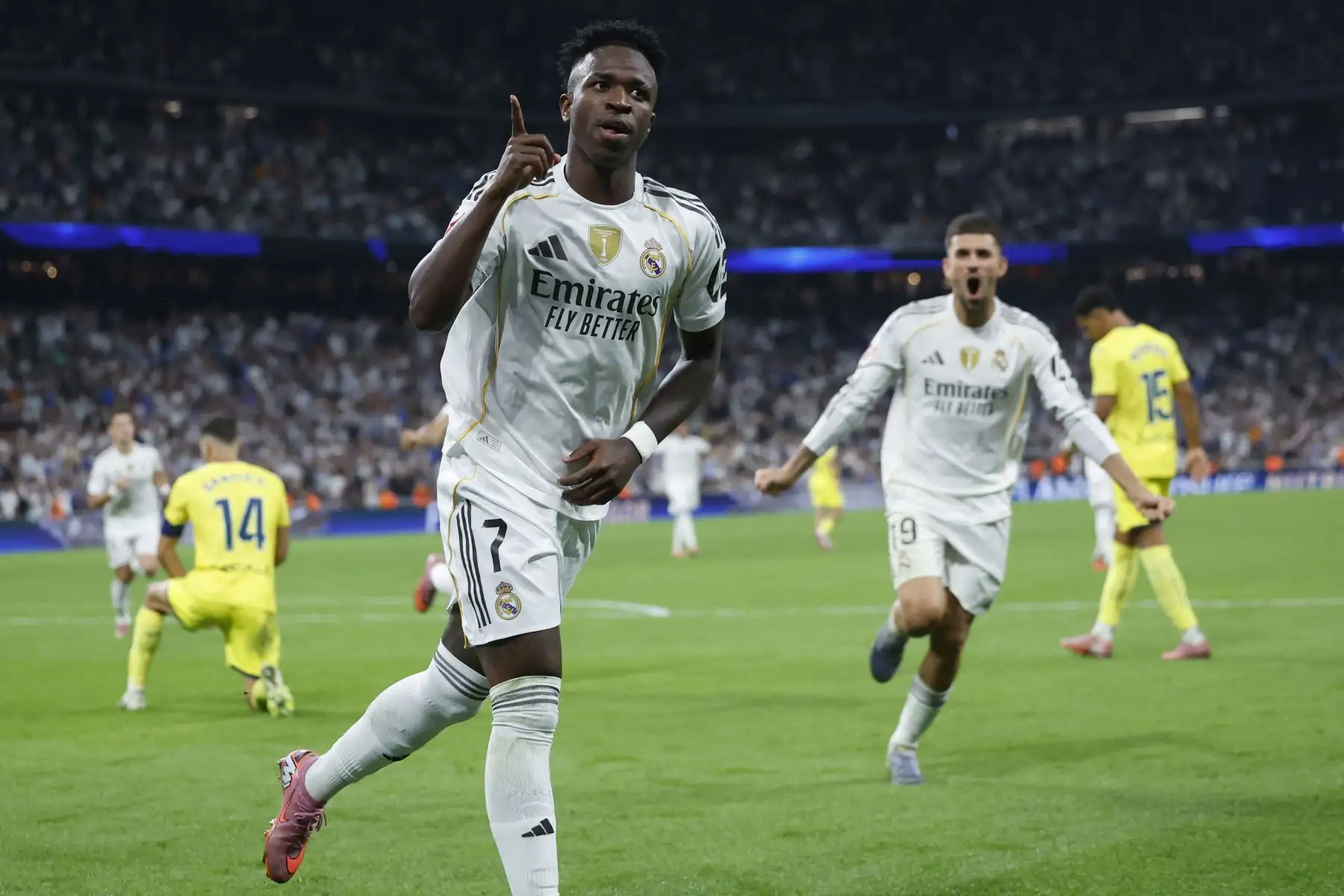 El delantero brasileño  del Real Madrid, Vinicius Junior (D), celebra el primer gol del partido de la liga española entre el Real Madrid CF y el Villarreal CF en el estadio Santiago Bernabéu de Madrid.
Foto: AFP