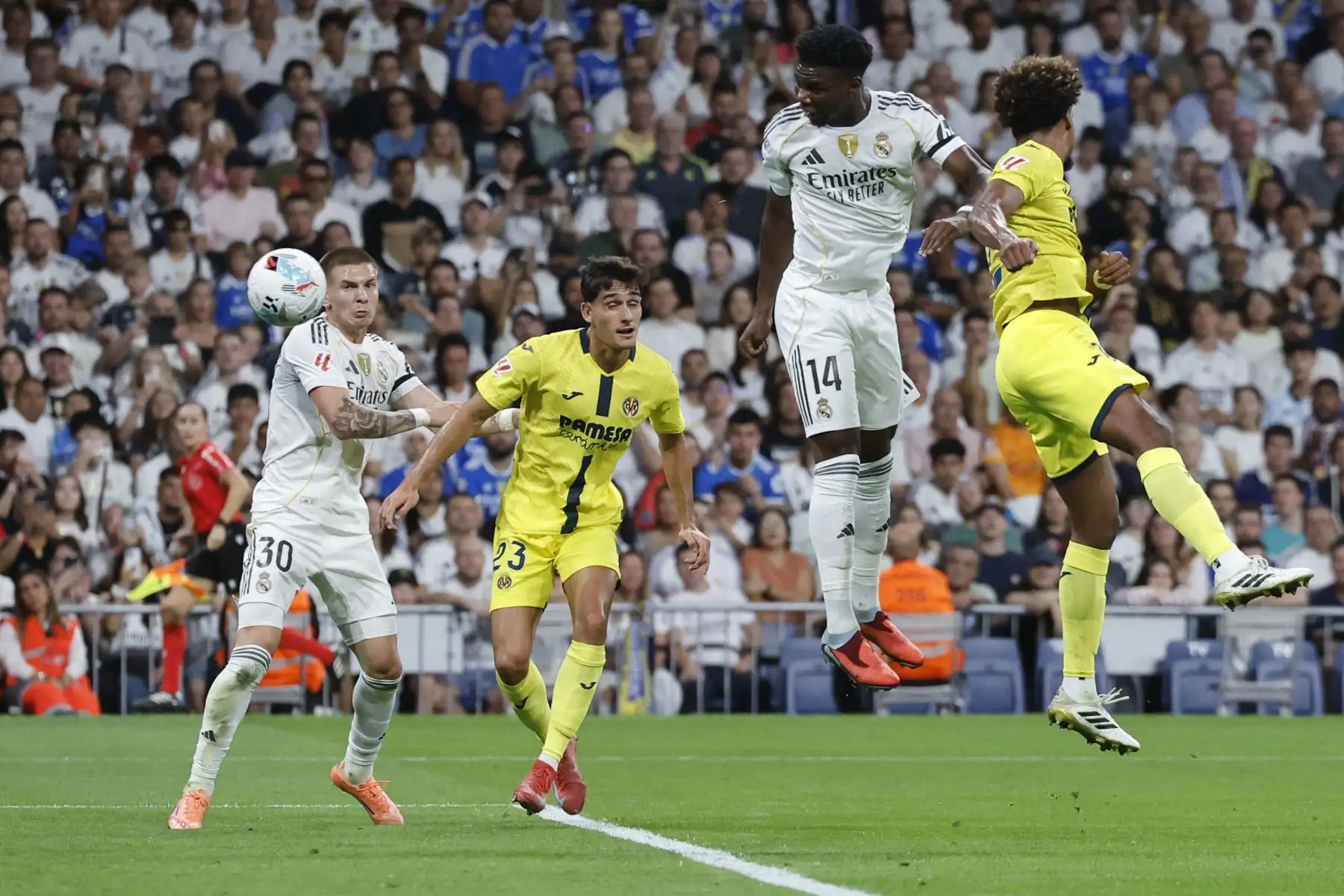 El centrocampista argentino del Real Madrid  Franco Mastuantono, el defensa español del Villarreal Sergi Cardona, el centrocampista francés del Real Madrid  Aurelien Tchouameni y el defensa portugués del Villarreal  Renato Veiga disputan el balón durante el partido de fútbol de la liga española entre el Real Madrid CF y el Villarreal CF en el estadio Santiago Bernabéu en Madrid.
Foto: AFP