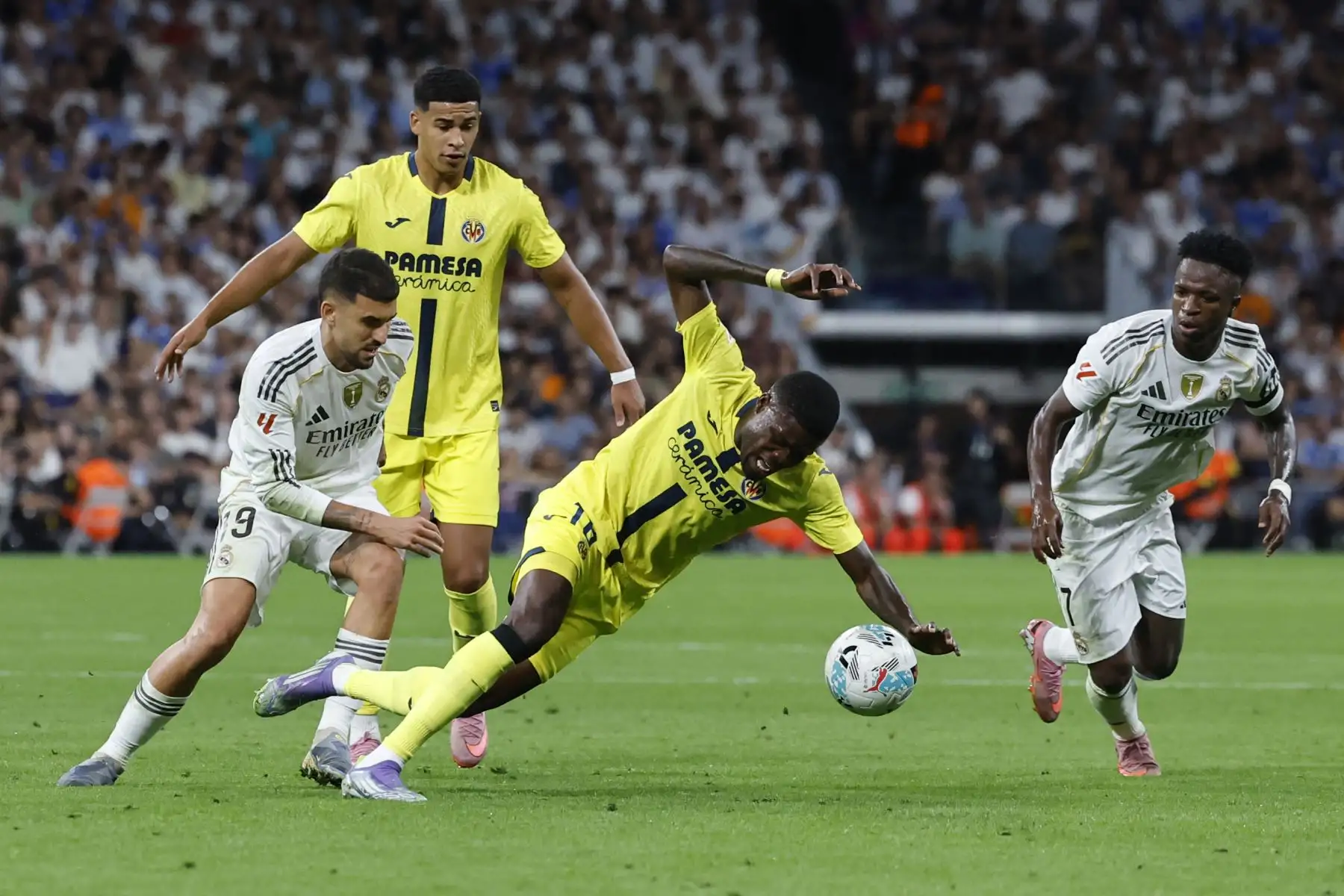 El centrocampista español del Real Madrid  Dani Ceballos, el defensa uruguayo del Villarreal Santiago Mourino, el centrocampista ghanés del Villarreal Thomas Partey y el delantero brasileño del Real Madrid  Vinicius Junior disputan el balón durante el partido de fútbol de la liga española entre el Real Madrid CF y el Villarreal CF en el estadio Santiago Bernabéu en Madrid.
Foto: AFP