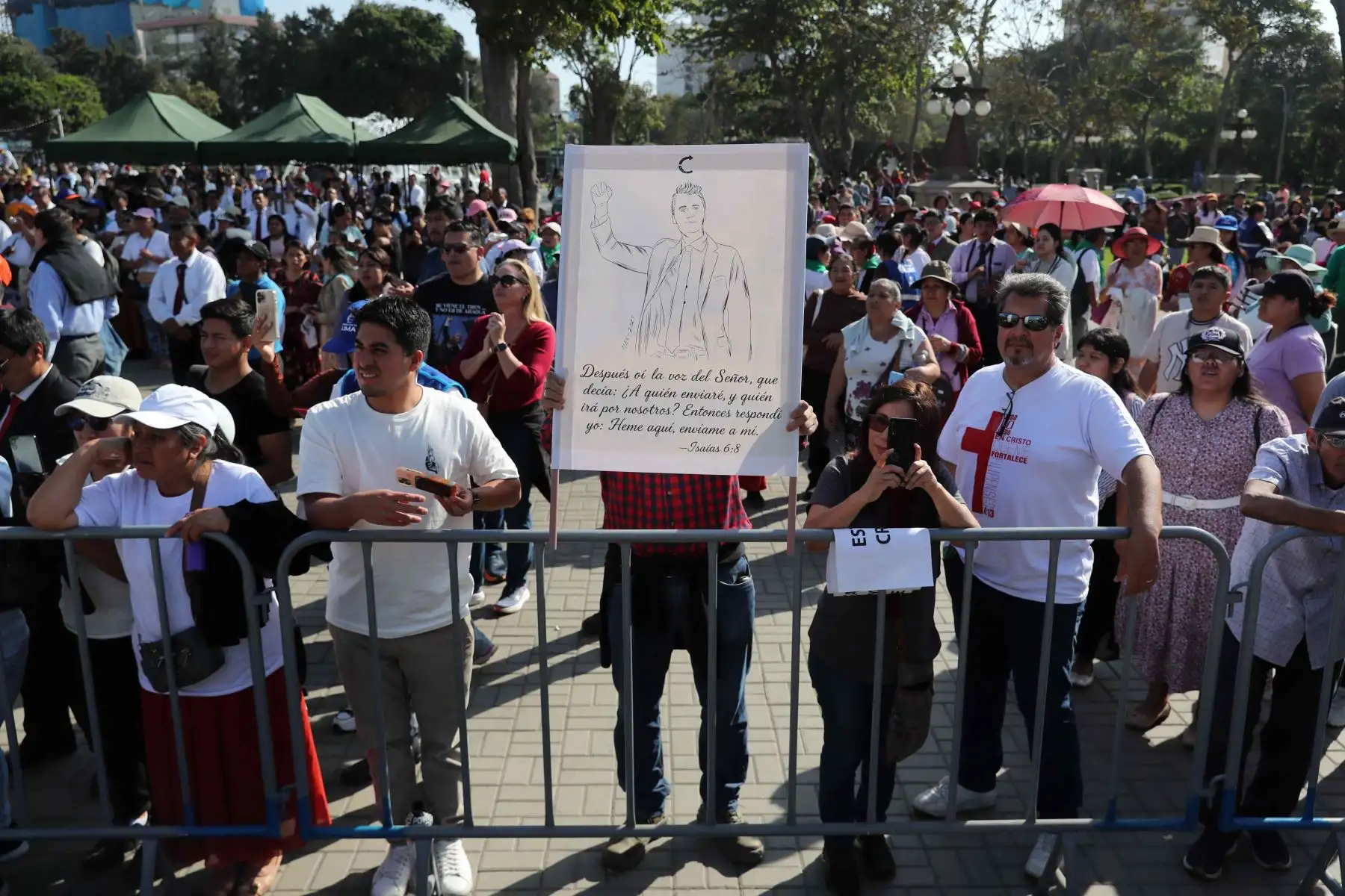 Una persona muestra un cartel con la imagen de Charlie Kirk durante un homenaje este sábado, en Lima (Perú). 
Foto: EFE