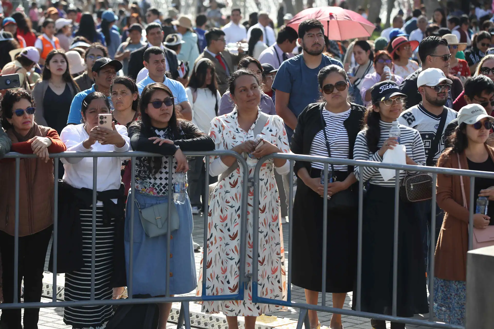 Personas asisten a un homenaje a Charlie Kirk este sábado, en Lima (Perú). El  alcalde de Lima , Rafael López Aliaga, celebró un homenaje en la capital peruana a Charlie Kirk.
Foto: EFE