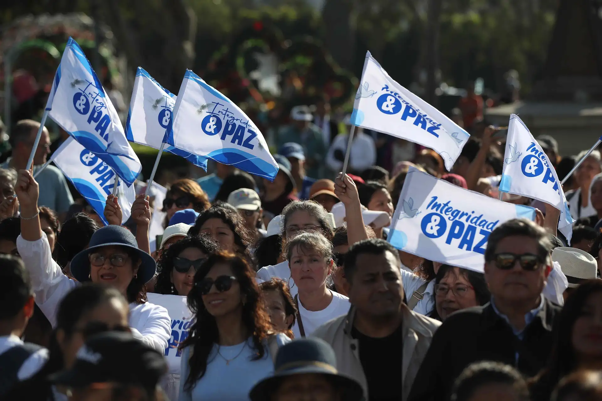 Personas sostienen banderas en un homenaje a Charlie Kirk este sábado, en Lima (Perú).
Foto: EFE