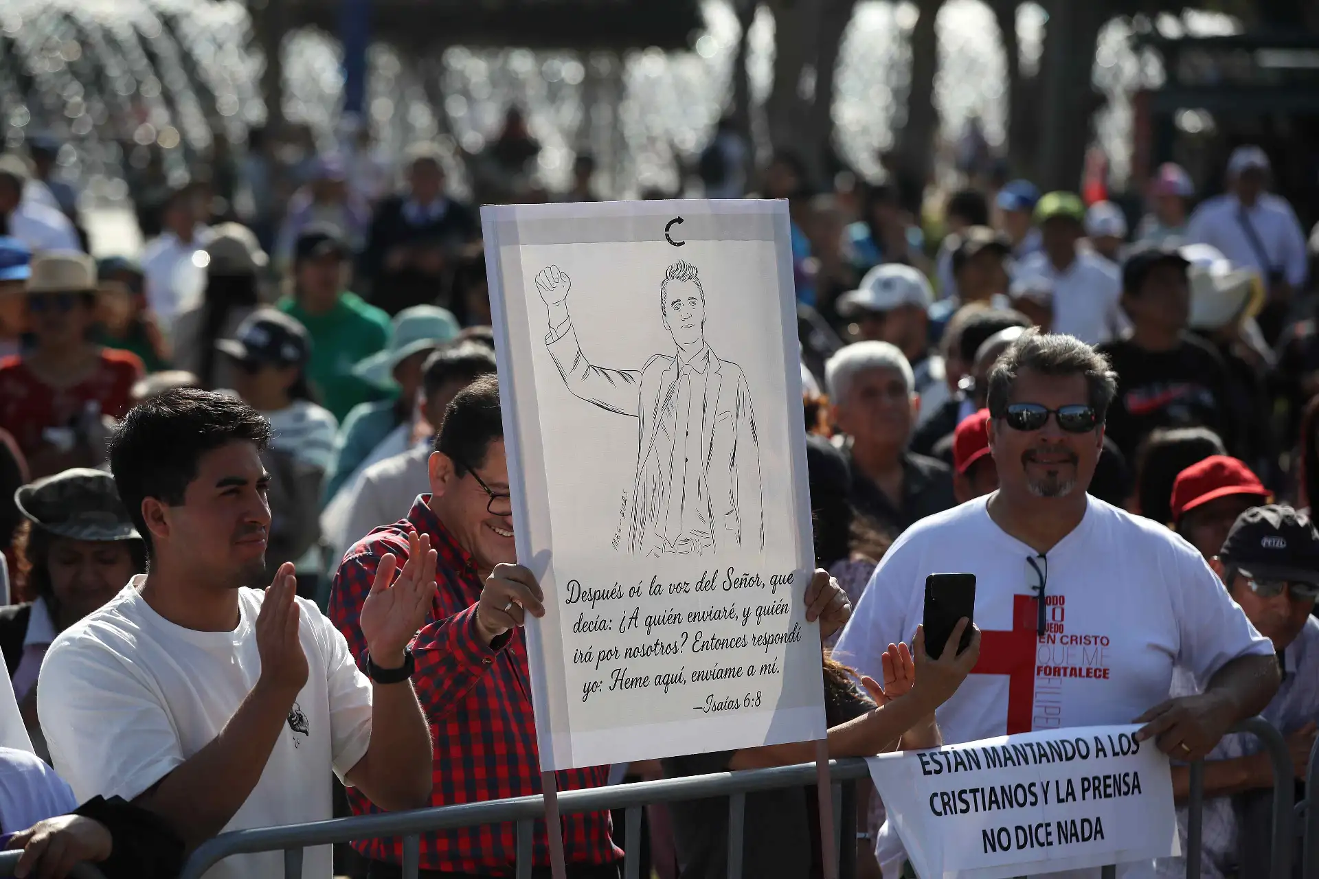 Una persona muestra un cartel con la imagen de Charlie Kirk durante un homenaje este sábado, en Lima (Perú). 
Foto: EFE